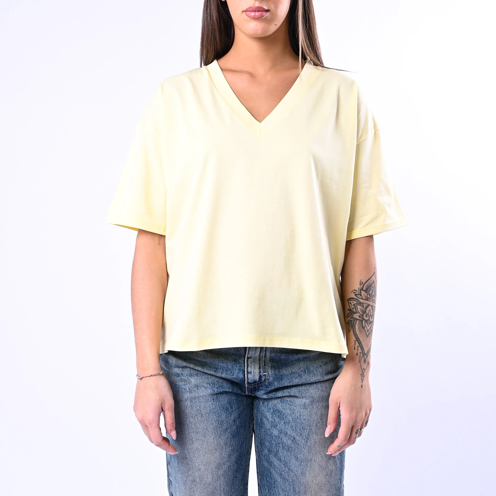 B LOVE - T-SHIRT A SCATOLA SCOLLO V ART.12001 - GIALLO - Image 2