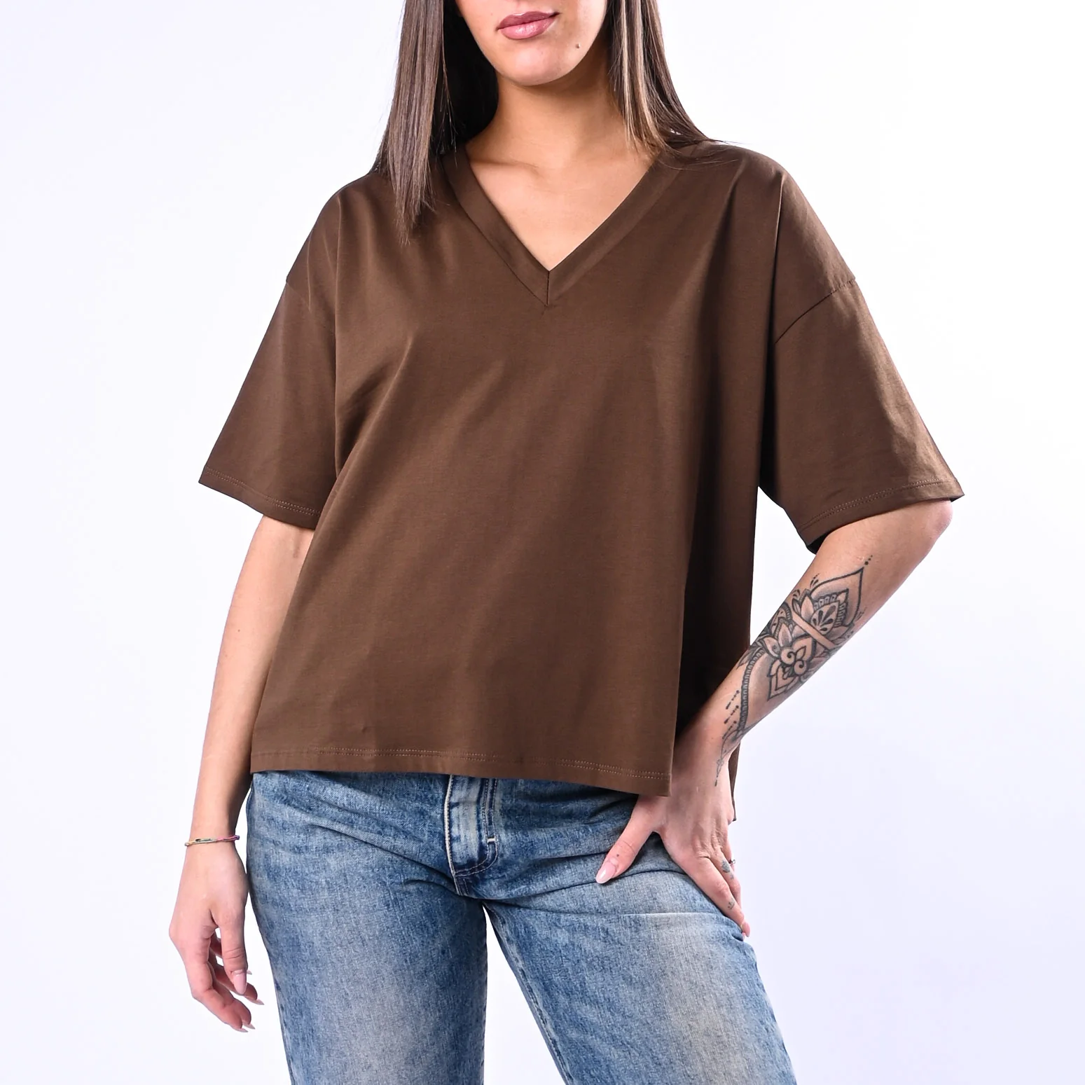 B LOVE - T-SHIRT A SCATOLA SCOLLO V ART.12001 - MORO