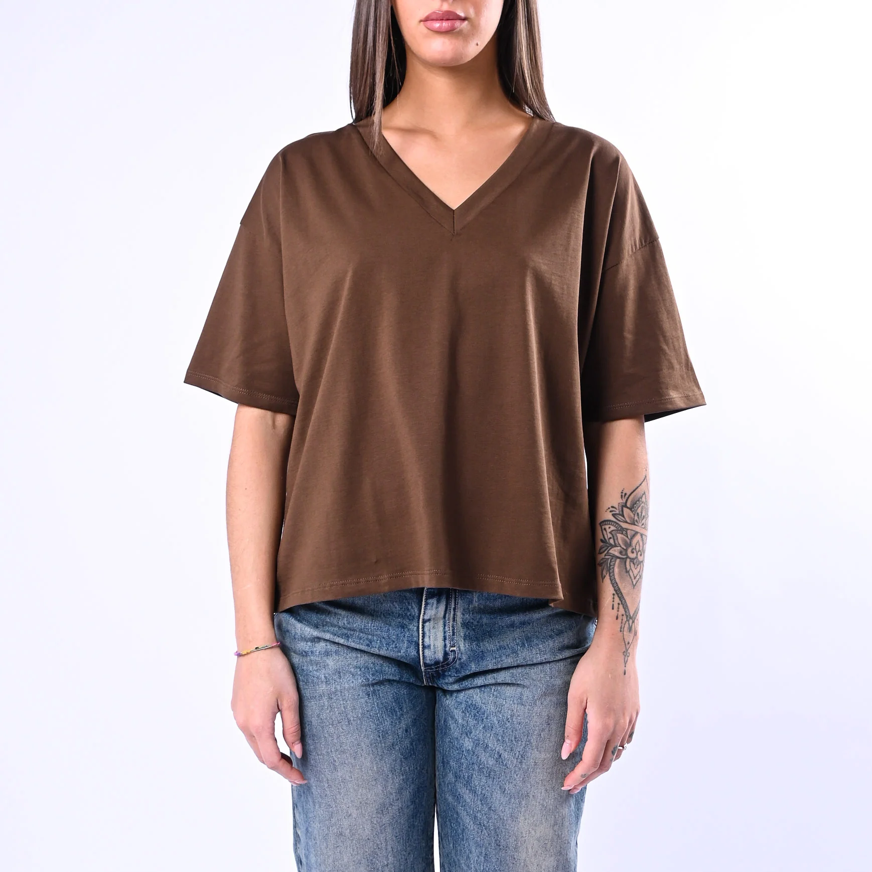 B LOVE - T-SHIRT A SCATOLA SCOLLO V ART.12001 - MORO - Image 2