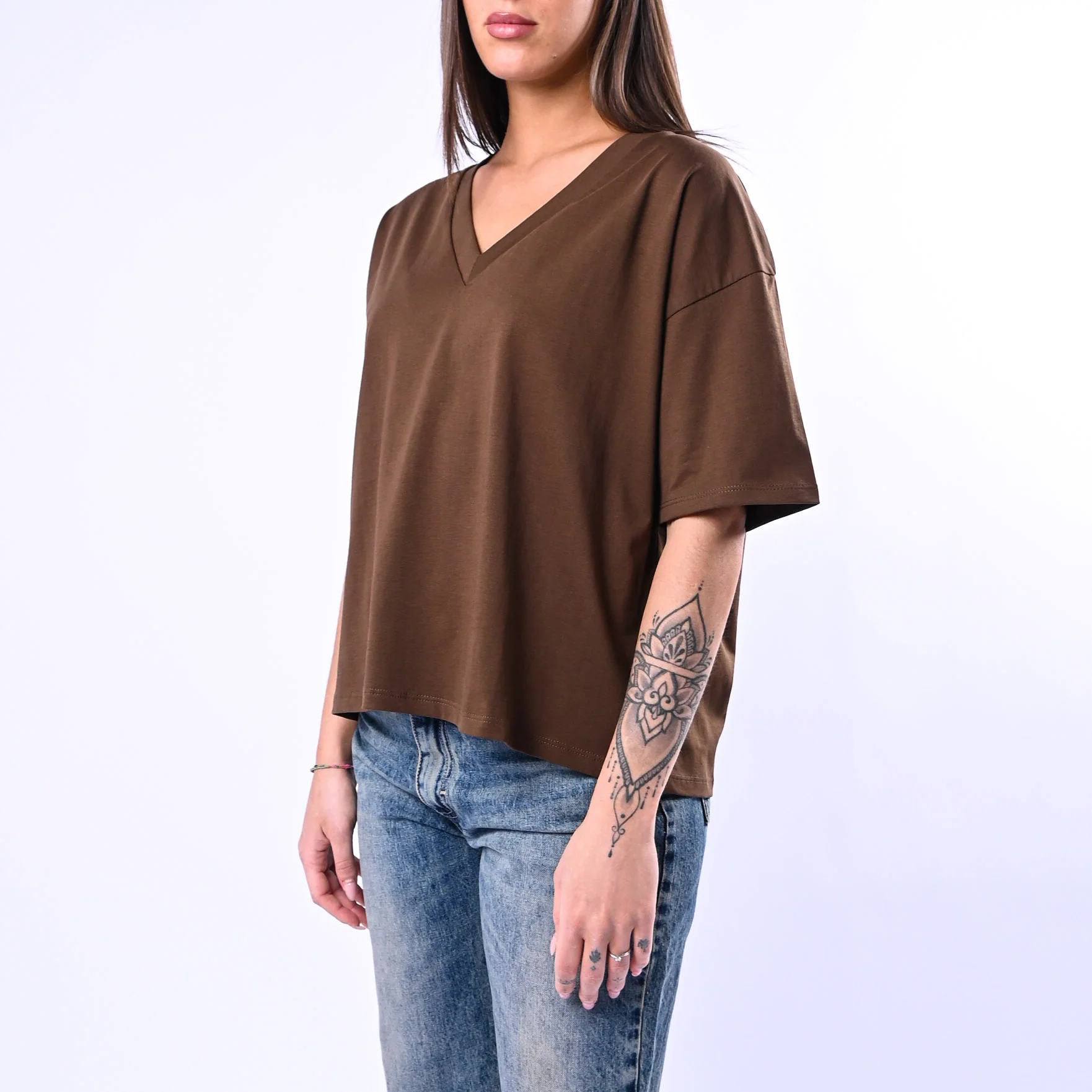 B LOVE - T-SHIRT A SCATOLA SCOLLO V ART.12001 - MORO - Image 3