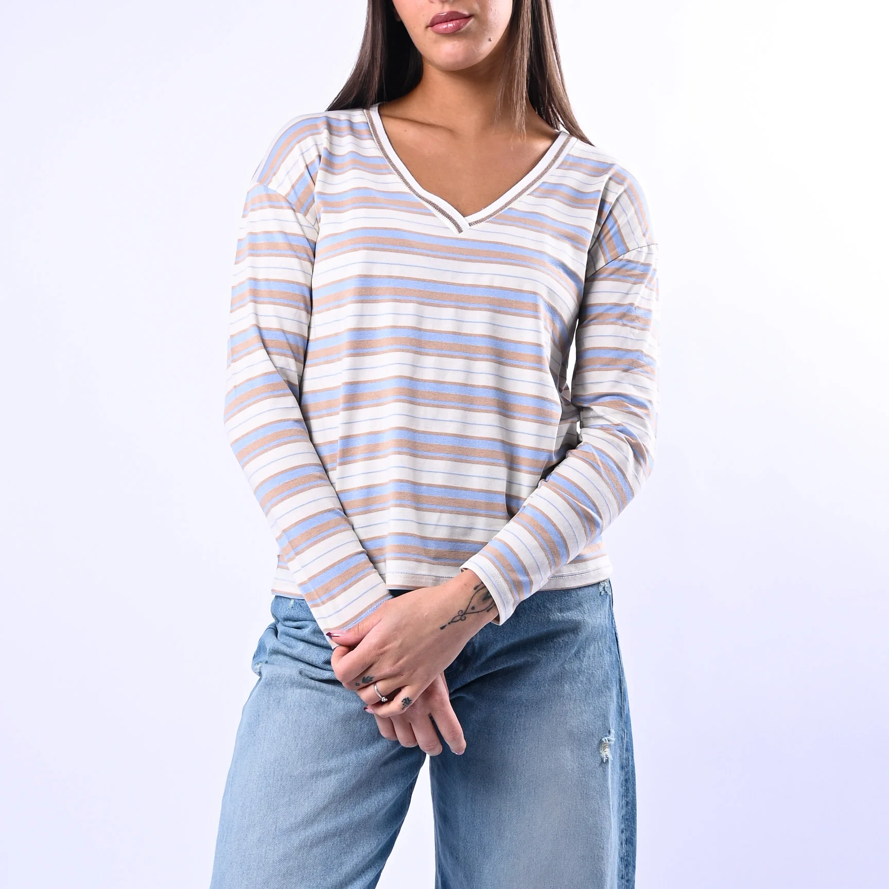 B LOVE - T-SHIRT RIGA SCOLLO V IN VISCOSA ART.12035 - PANNA/CAMMELLO/CELESTE