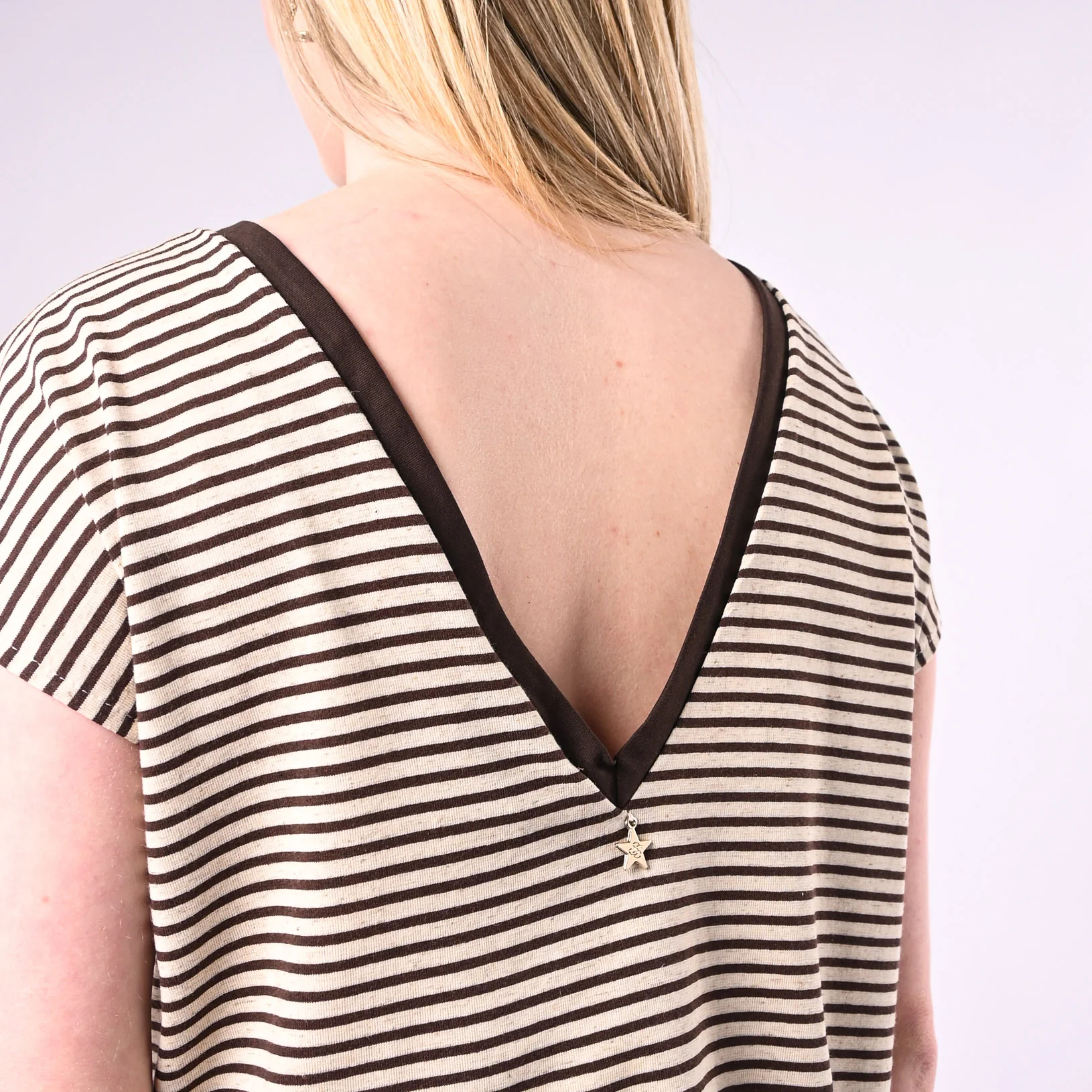 SOUVENIR - T-SHIRT RIGHE SCOLLO V DIETRO ART.M39F1419/PC - PANNA/MORO - Image 5