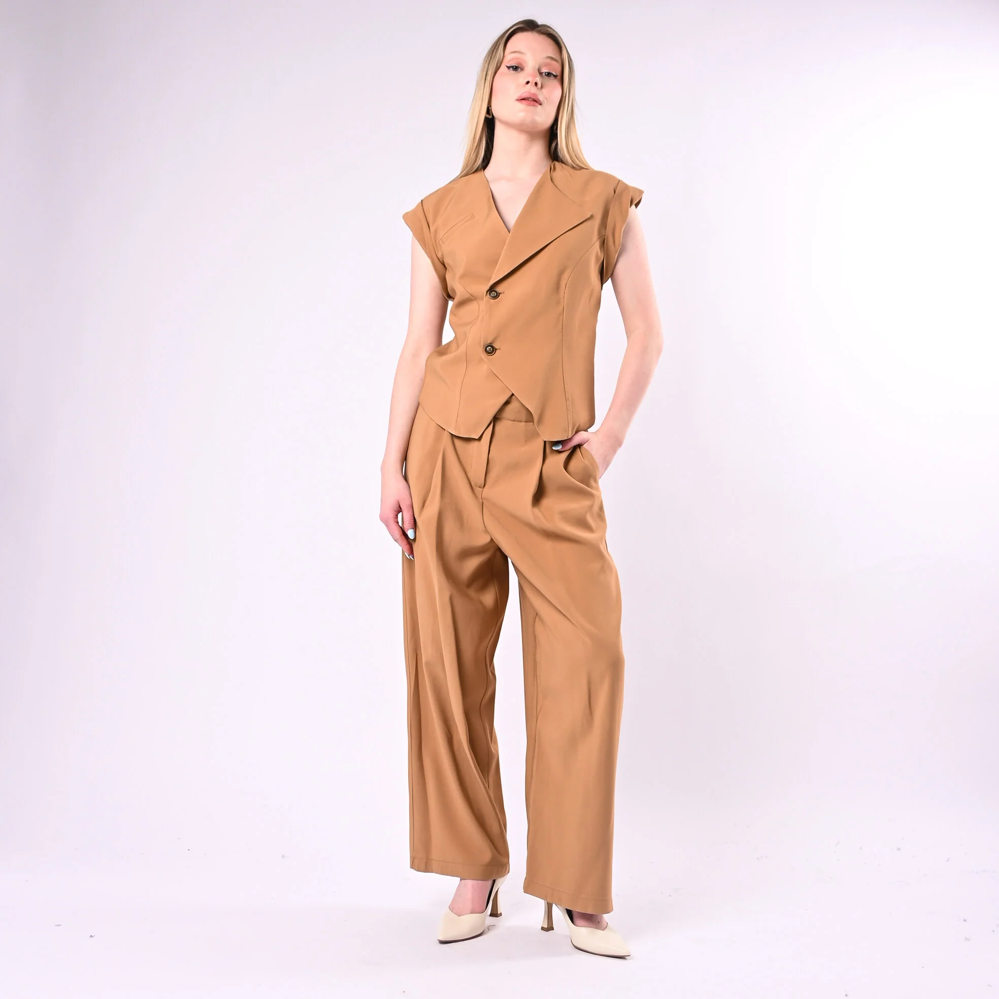 TENSIONE IN - GILET CON BAVERO ASIMMETRICO ART. 26D4720/C - CAMMELLO