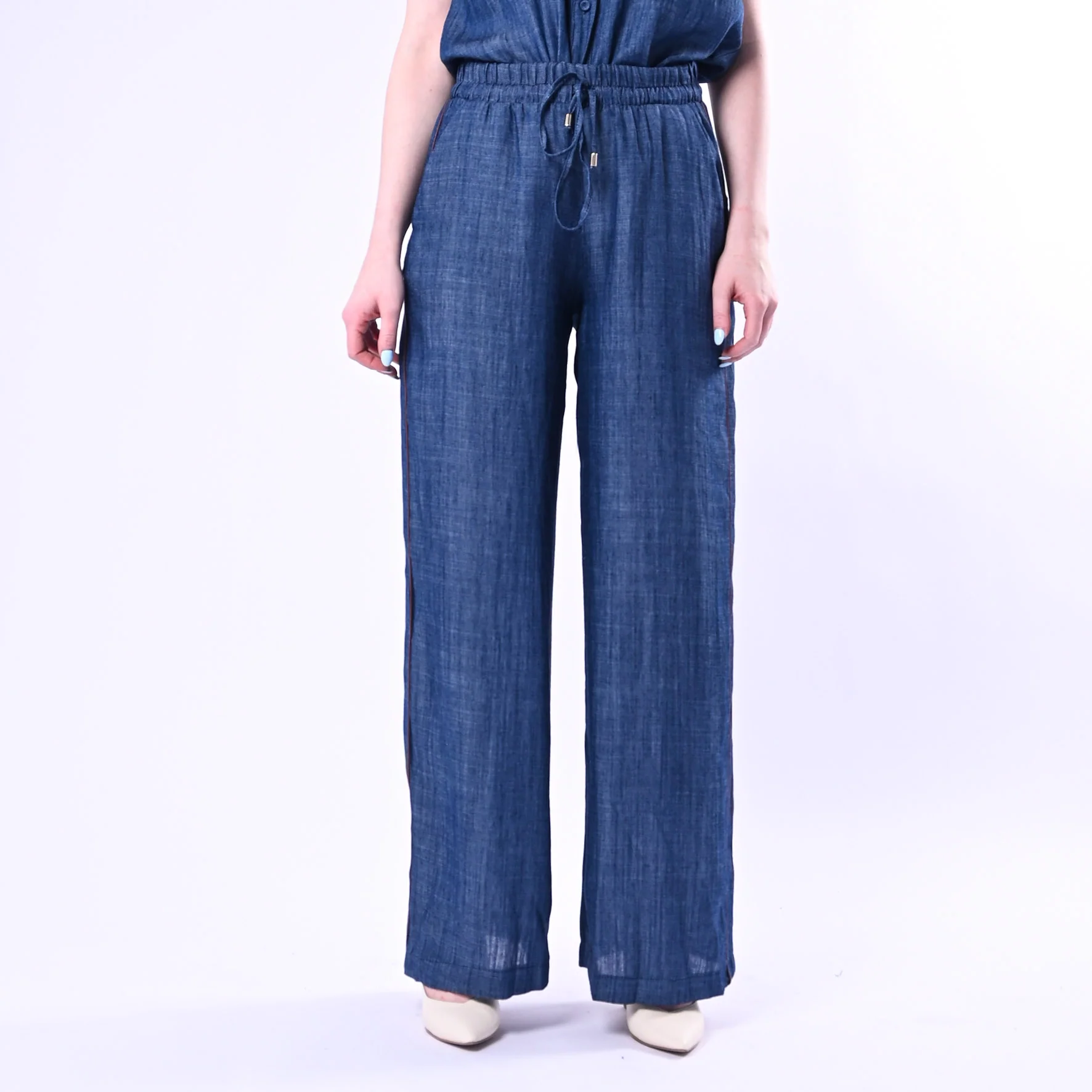 TENSIONE IN - PANTALONE PALAZZO CHAMBRAY CON PROFILI LATERALI ART. S26PB88/B - BLU - Image 2