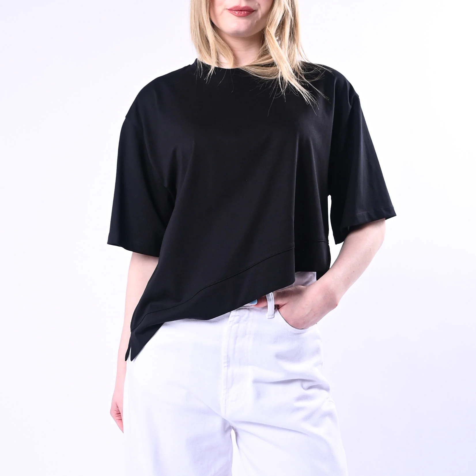 VICOLO - T-SHIRT GIRCOLLO ASIMMETRICA ART.UAB0281/N - NERO